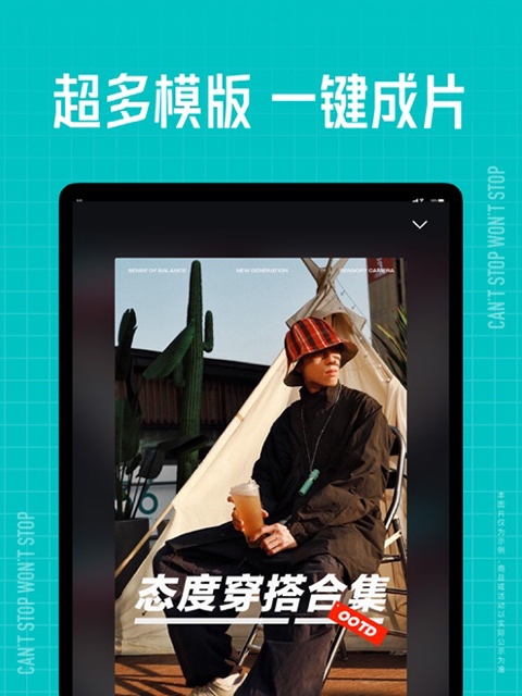 萨摩耶犬在深海中守护发光水母群的壁纸